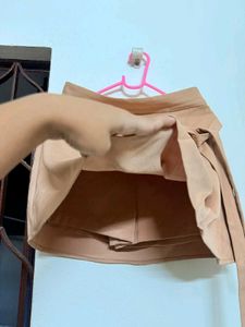 y2k tan mini skirt with built-in shorts🫶🏼