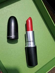 Mac Retro MATTE LIPSTICK In SHADE 707 Ruby Woo.