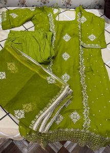 Embellished Green Kurta Set with Dupatta🌼