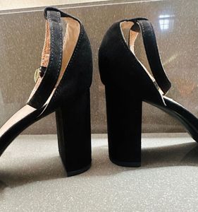 Chic Black Bow Heels