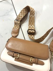 Stylish Crossbody Bag with Geometric Strap