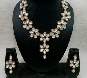 Stunning Flower Design Necklace & Earring Set