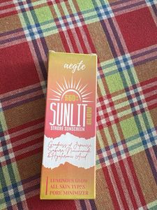 Aegte Sunlit Glow Strobe Sunscreen SPF 60