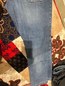 Levi's Light Wash Jeans - Stylish and Comfortable