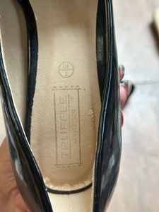 Truffle Collection Women's Black Stiletto Pumps