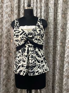Stylish Black &amp; White Leaf Print Top