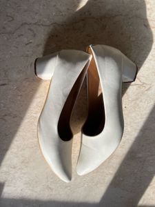 Elegant White Pointed Toe heels