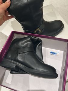 Stylish winter fleeced Black Boots(1 pc left)