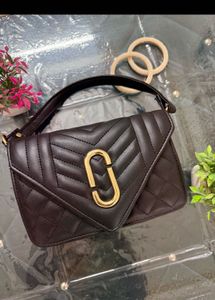 Chic Quilted Shoulder Bag with Gold Clasp