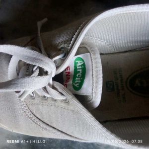 school white shoe for boys