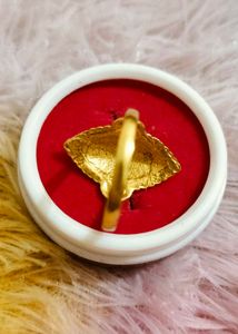 Brand new Elegant Gold Tone Marquise Ring