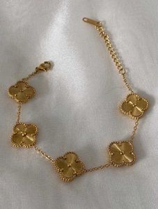 Elegant Gold Clover Bracelet