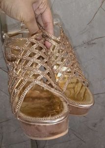 Sparkling Gold Heels 6in and size (6)