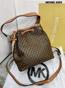 MICHAEL KORS*  *MAEVE MEDIUM BUCKET BAG*