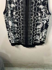 Chic Sleeveless Black &amp; White Print Top