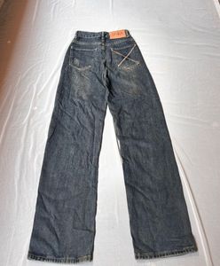 Distressed straight Leg Jeans