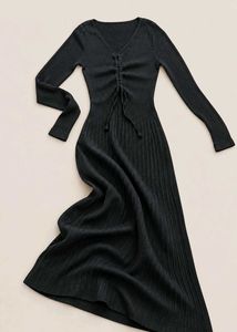 BLACK RIBBED V-NECK LONG SLEEVE MAXI DRESS