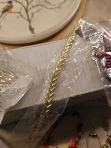 EAR, HAIR AND HAND ACCESSORIES