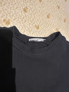Ribbed Black Cropped T-Shirt