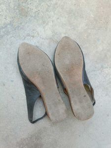 Chic Black Slingback Flats