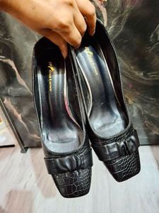 Chic Black Croc-Embossed Heels