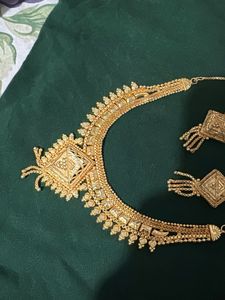 Elegant Gold Necklace and Earrings Set