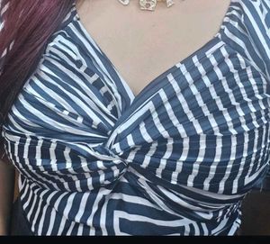 Stylish Black &amp; White Geometric Twist Top