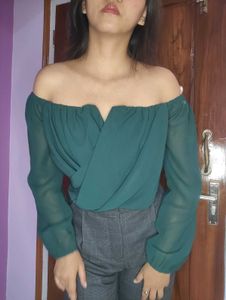 Guess Off shoulder crop Top