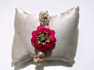 Exquisite Floral Bracelet with Pearls