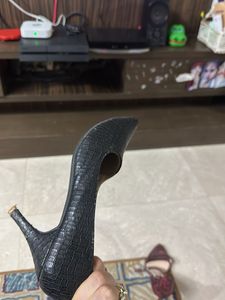 Chic Black Croc Embossed Flats