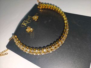 Sparkling Gold-Tone necklace with Clear Stones
