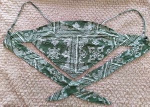 🌵☘️ Et Clet green paisley wrap top
