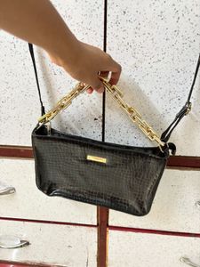 Chic Black Croc-Embossed Shoulder Bag