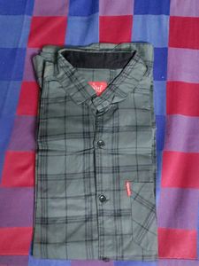 Surhi Men Checkered Casual Grey Shirt