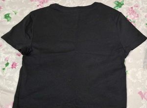 Black crop tee