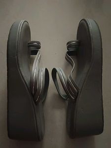 Stylish Grey Toe-Ring Sandals