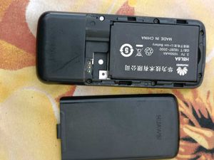 HUAWEI feature phone with charger