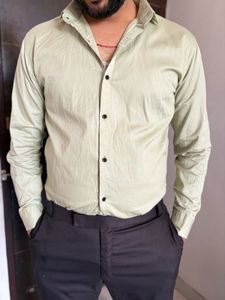 Men's Light Green Button-Up Shirt