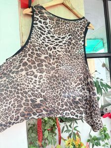 Chic Leopard Print Sleeveless Top