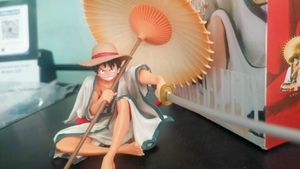 Luffy Sitting With Umbrella 13cm