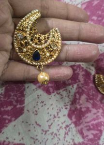 Exquisite Golden Earrings with Pearls