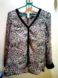 chic Animal / Leopard Print V-Neck Shirt