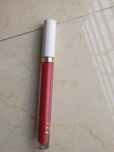 Myglamm cupcakey lit liquid lipstick maroon red