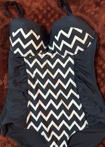 🦓Chic Black &amp; White Chevron One-Piece Bodysuit