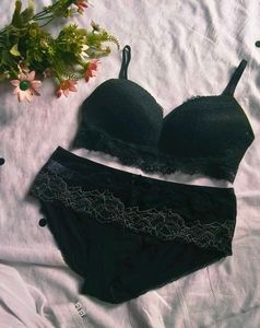 Black Lace Push-Up Bra with brief 👍