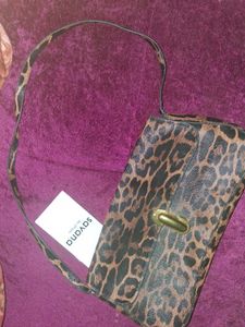 Chic Leopard Print Shoulder Bag