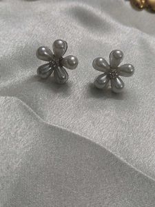Elegant Pearl Flower Stud Earrings
