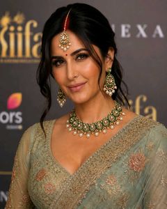 Exquisite Kundan & Pearl Jewellery Set