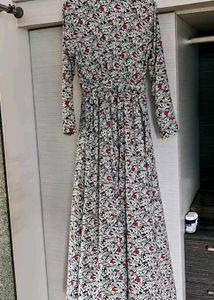 👗White Maxi Floral Dress