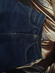 a beautiful dark blue bootcut Jeans 👖